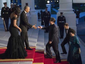 EAST MEETS WEST  US President Barack Obama and First Lady Michelle Obama greet Chinese President Xi Jinping and his wife, Peng Liyuan, as they arrive for a State Dinner at the White House in Washington, D.C. on Friday (Saturday in Manila). AFP PHOTO