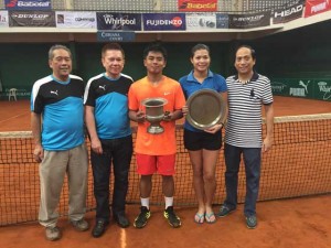 (From left) Philippine Columbian Association (PCA ) Open Organizing Committee Chairman Raul Diaz, PCA President Philip Ycasiano, men’s singles champion Alberto Lim Jr., ladies’ singles titlist Clarice Patrimonio and Cebuana Lhuillier Bank President Leo Escano. CONTRIBUTED PHOTO