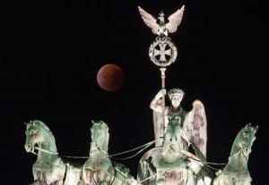 RARE EVENTA so-called ‘blood moon’ can be seen behind the Quadriga sculpture on top of Berlin’s landmark the Brandenburg Gate during a total lunar eclipse on Monday. AFP PHOTO