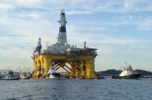  This June 15 file photo shows kayakers trying to block the departure of the Shell Oil “Polar Pioneer” rig platform to be used in offshore drilling operations in Alaska as it moved from Elliott Bay in Seattle, Washington. Shell on Monday scrapped its controversial offshore exploration in Alaska after failing to find sufficient quantities of oil and gas, and also cited high costs and challenging regulation. AFP PHOTO 