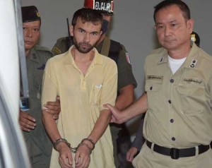 IS HE OR ISN’T HE?  Foreign suspect identified by the ruling junta as Adem Karadak (C) is escorted by Thai commando units upon his arrival at the Court in Bangkok on Saturday. AFP PHOTO