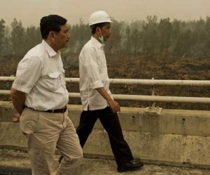 TAKING ACTION  Indonesia’s President Joko Widodo (right) and Coordinating Minister for Politics, Law and Security, Luhut Pandjaitan, inspect a firefighting operation on a burning peat land forest in Jabiren Raya district in Central Kalimantan province on Borneo island during Widodo’s inspection of a firefighting operations to control agricultural and forest fires. AFP PHOTO