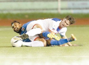 Azkal Phil Younghusband fights for the ball against Ashad Ali of Maldives during a friendly match on September 3 at the Rizal Memorial Football Stadium. PHOTO BY RENE DILAN