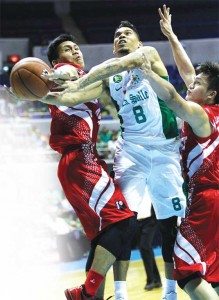 De La Salle University’s Julian Sargent tries to drive the ball against University of the East defenders during their game in the UAAPSeason 78 at the Araneta Coliseum on Sunday. PHOTO BY MIGUEL DE GUZMAN 