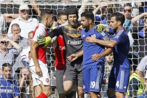 THROWDOWN  Arsenal’s Brazilian defender Gabriel (left) and Chelsea’s Brazilian-born Spanish striker Diego Costa (second right) are separated by Arsenal’s Czech goalkeeper Petr Cech (center) as they clash during the English Premier League football match between Chelsea and Arsenal at Stamford Bridge in London. AFP PHOTO