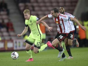 BLISTERING RUN Manchester City’s Belgian midfielder Kevin De Bruyne (left) takes on Sunderland’s Irish defender John O’Shea (right) during the English League Cup third round football match between Sunderland and Manchester City at the Stadium of Light in Sunderland, northest England, on Wednesday. AFP PHOTO