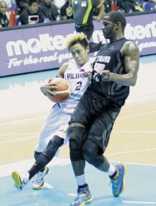 BUMP OFF  Terrence Romeo (2) of Gilas Pilipinas drives past a Wellington Saints’ player during the Master Game Face MVP Cup tournament on Saturday at the Araneta Coliseum. PHOTO BY RUSSELL PALMA