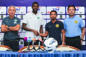 Malaysia’s team captain Safiq Rahim (second right) shakes hands with Saudi Arabia’s team captain Osama Hawsawi (second left) as Malaysia’s football interim coach Ong Kim Swee (R) and Saudi Arabia’s coach Bert van Marwijk (left) look on during a press conference at the Football Association of Malaysia headquaters in Kelana Jaya, on the outskirts of Kuala Lumpur on September 7, 2015. AFP PHOTO