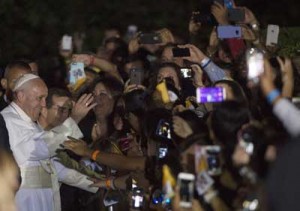 PHOTO OP  Pope Francis greets well-wishers as he returns to the Apostolic Nunciature to the United States on September 23 in Washington, D.C. AFP PHOTO