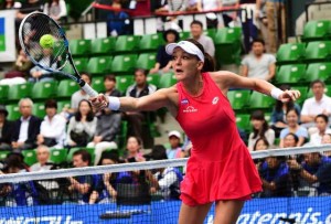 Got it!  Agnieszka Radwanska of Poland returns the ball against Belinda Bencic of Switzerland during the women’s singles final of the Pan Pacific Open tennis tournament in Tokyo on Sunday. AFP PHOTO