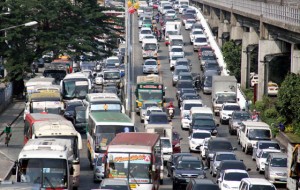 DAILY JAM Vehicles crawl as they approach the intersection of EDSA and Kamuning Road, one of the choke points identified by the Palace. PHOTO BY  MIKE DE JUAN 