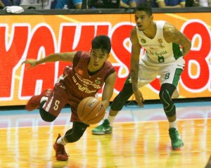 CAN’T TOUCH THIS  UP Maroons' Diego Miguel Dario dribbles past the defense of De La Salle Green Archers' Julian Michael Sargent during a University Athletic Association of the Philippines (UAAP) Season 78 game at the Smart Araneta Coliseum in Quezon City on Wednesday. PHOTO BY MIGUEL DE GUZMAN