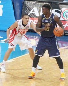 DEFENDING THE POST Ronnie De Leon of University of the East (7) defends Cameroonian Alfred Aroga of National University during UAAP Season 78 men’s basketball action at the Mall of Asia Arena in Pasay City. PHOTO BY RUY L. MARTINEZ