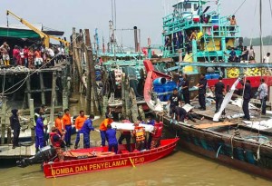 ANOTHER MIGRANT TRAGEDY  This handout photo released on September 3 by the Malaysian Maritime Enforcement Agency shows a rescue team carrying a victim retrieved from a search operation near the area where a boat carrying Indonesian migrants sank in Hutan Melintang. At least 15 migrants drowned after an overcrowded boat carrying up to 100 people sank off the coast of Malaysia. Rescuers were searching for dozens of Indonesians still missing hours after their small wooden vessel disappeared beneath the waves.  AFP PHOTO