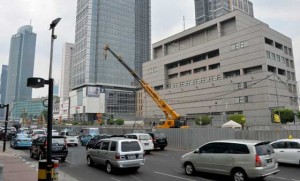 EXTREMIST TARGET? A general view shows the Japanese embassy (R) in Jakarta on September 11. Japan has ordered beefed-up security at its embassies worldwide after the Islamic State group highlighted its missions in Indonesia, Malaysia and Bosnia-Hercegovina as part of a broader threat. AFP PHOTO 