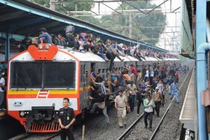 NO BULLET TRAIN  A train loaded with passengers arrives at the Tebet station in Jakarta during rush hour in this file photo. The Indonesian government has dumped a plan to construct the country’s first high-speed rail line, a surprise disappointment to Japan and China, who had been competing to build the project.  AFP PHOTO