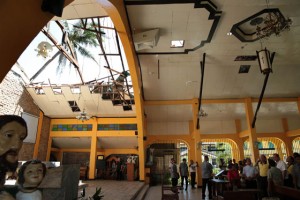 WHERE’S THE ROOF President Aquino (lower right) together with Public Works Secretary Rogelio Singson and other officials inspect the damage on the St. Anthony de Padua Church in Casiguran, Aurora. MALACAÑANG PHOTO 