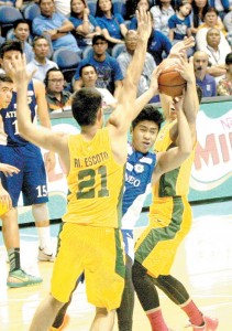 Ateneo De Manila University’s Hubert Cani tries to get past the defense of Far Eastern University during the elimination round of the University Athletic Association of the Philippines Season 78 men’s basketball tournament on Sunday at the Araneta Coliseum. PHOTO BY MIGUEL DE GUZMAN