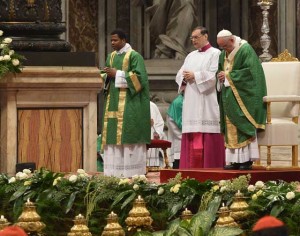 FINAL ROUND Pope Francis (right) leads a Mass for the opening of the synod on the family at St. Peter’s Basilica in the Vatican. AFP PHOTO