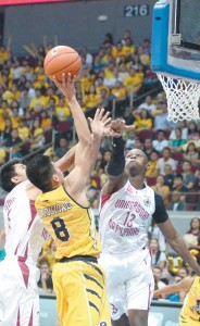 University of Santo Tomas’ Ed Daquioag drives against University of the Philippines defenders during the elimination round of the University Athletic Association of the Philippines Season 78 men’s basketballtournament at the Mall of Asia Arena on Sunday. RUSSELL PALMA 