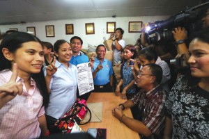 FOR MAYOR THIS TIME   Vice President Jejomar Binay and other members of the Binay family pose with Makati Second district Rep. Abigail “abby” Binay Campos who filed her certificate of candidacy for Mayor of Makati City under the united nationalist alliance (una). with them is abby’s vice mayoral candidate, Makati first district representative Monique Lagdameo