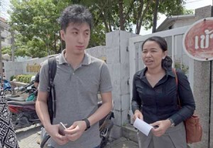 SUSPECTED WEAPON CARRIER  Hong Kong photojournalist Anthony Kwan Hok-chun (left) stands next to his lawyer at Samut Prakarn provincial court on Monday. AFP PHOTO