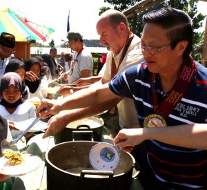  Martin bettelley, WFP Philippines deputy country director; and Teck Huack “TH” lim, Pizza Hut and Taco bell chief operating officer; lead the ongoing commitment to fight hunger among Filipino children 