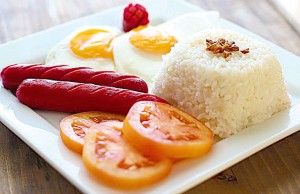 A combo platter of hotdogs, fried rice and sunny side up eggs is a popular breakfast fare among Filipinos. PHOTO FROM MYSTYLERECIPE. NET 