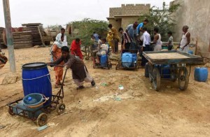 RUNNING DRY In this photograph taken on August 22, Pakistani residents fill containers with water provided by the government in a slum area of Karachi. The coastal city pumps around 2.2 billion liters of water a day from the Indus and Hub rivers, which have seen their flow reduced by scanty rains in recent years. But it is not enough to meet demand in a metropolis where the vital textile industry gobbles up huge amounts. AFP PHOTO 