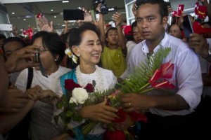 IN DANGEROUS TERRITORY  National League for Democracy chairperson Aung San Suu Kyi (C) greets supporters during her voter education campaign at Thandwe city in Rakhine State, Myanmar on October 16. While the National League for Democracy (NLD) party is expected to triumph at key elections this year, Suu Kyi’s pathway to the presidency is blocked by a controversial clause in Myanmar’s junta-era constitution. AFP PHOTO