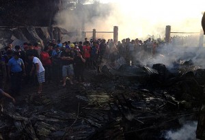  people mill around what was left of the market; (above left) flames prevent people from getting near the stalls as relatives of the casualties (right) are dumb-struck to see the charred remains of their loved ones. PhoTo FRoM The ZAMBoANGA ciTy FiRe dePARTMeNT 