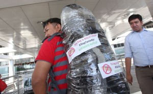 PLASTIC MAN  A traveler carrying a backpack wrapped in plastic enters the departure area of the Ninoy Aquino International Airport. A sticker on his bag says, his his backpack is ‘bullet-proof (sic).’ PHOTO BY RENE DILAN 