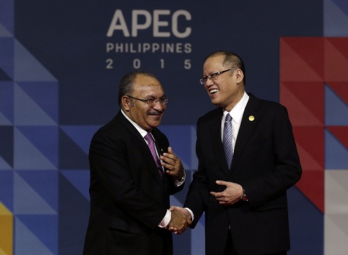 Papua New Guinea's Prime Minister Peter O'Neill (L) and President Aquino. AFP PHOTO