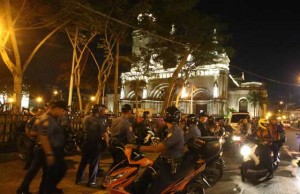 NIGHT WATCH Policemen from Laguna are deployed in Plaza Roma in Intramuros, Manila where the APEC leaders’ spouses are set to tour this week. PHOTO BY RENE DILAN