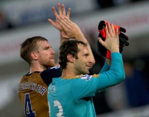 Arsenal’s German defender Per Mertesacker and Arsenal’s Czech goalkeeper Petr Cech (right) AFP PHOTO