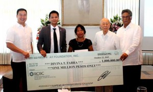 BCTA 2015 winner Divina Fabra (center) with (from left) Alfonso Yuchengco, BTCA Chairman Jim Jimenez, JCI Manila president Steve Batlao
