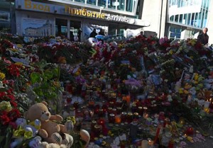 CRASH VICTIMS REMEMBERED People look at a makeshift memorial for the victims of a jetliner crash outside Pulkovo International Airport in St. Petersburg on November 3. Russian airline Kogalymavia’s flight 9268 crashed en route from Sharm el-Sheikh to Saint Petersburg on October 31, killing all 224 people on board, the vast majority of them Russian tourists. AFP PHOTO 