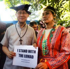 Cardinal-Tagle-with-Lumads-from-Mindanao20151122
