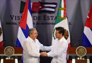 STRONGER BROTHERHOOD  Mexican President Enrique Peña Nieto (R) and Cuban President Raul Castro shake hands during a joint press conference at the government palace in Merida, Yucatan State, Mexico, on Friday (Saturday in Manila). AFP PHOTO