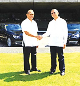 ACC Chairman Emeritus Gov. Jose Ch. Alvarez turns over BMW 7 Series vehicles to APEC-NOC Director General Amb. Marciano Paynor at the PICC.