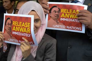 ILLEGAL DETENTION  Members of Malaysian opposition hold placards reading “release Anwar immediately” after a press conference at Parliament House in Kuala Lumpur on November 2. A UN body has determined that former Malaysian opposition leader Anwar Ibrahim has been jailed illegally and called for his immediate release, according to a copy of the opinion released on November 2 by his family. AFP PHOTO