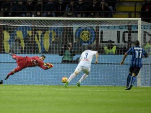 Inter Milan’s forward from France Jonathan Biabiany (R) scores during the Italian Serie A football match Inter Milan vs Frosinone on November 22, 2015 at the San Siro Stadium stadium in Milan. AFP PHOTO