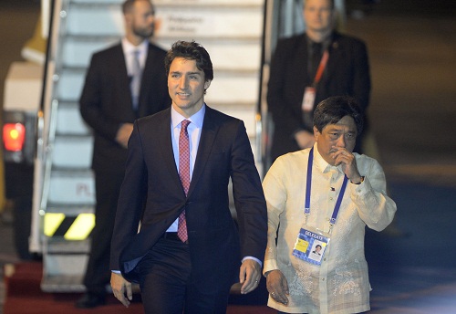 Canada's Prime Minister Justin Trudeau (front L) is escorted to a car upon his arrival at the airport to attend the Asia-Pacific Economic Cooperation (APEC) Summit in Manila on Tuesday. AFP PHOTO