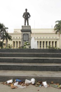 NO WAY TO HONOR A HERO  An unwanted “offering” of trash lies at the foot of the Bonifacio monument in Liwasang Bonifacio in Manila, proof that a hero can be easily neglected in his own hometown. PHOTO BY ABBY PALMONES