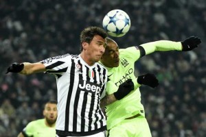Manchester City’s Brazilian midfielder Fernando (right) vies with Juventus’ forward from Croatia Mario Mandzukic during the UEFA Champions League football match Juventus vs Manchester City on Thursday at the Juventus Stadium in Turin. AFP PHOTO 
