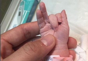  The proud father posts his daughter’s hand in his Instagram account (@dongdantes)