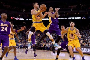 Stephen Curry No.30 of the Golden State Warriors shoots over Jordan Clarkson #6 of the Los Angeles Lakers during their NBA basketball game at ORACLE Arena on November 24, 2015 in Oakland, California. AFP PHOTO