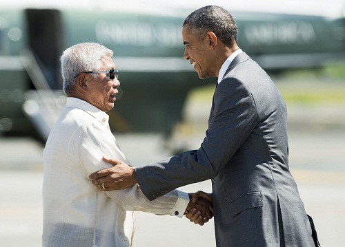 Defense Secretary Voltaire Gazmin (L greets US President Barack Obama following his arrival at the Ninoy Aquino International Airport Terminal 3 to attend the Asia-Pacific Economic Cooperation (APEC) Summit in Manila on Tuesday. AFP PHOTO