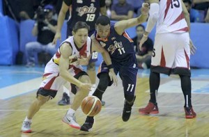 Chris Newsome of Meralco Bolts attempts to drive through Alex Cabagnot of the San Miguel Beermen during their previous game at the Smart Araneta Coliseum on October 28, 2015. PHOTOS COURTESY OF PBA MEDIA BUREAU