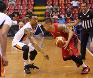 Josh Urbiztondo of Barako Bull readies to drive through the defense of Meralco’s Chris Newsome in a Philippine Basketball Association Philippine Cup game at the Philsports Arena inPasig City on Sunday. CONTRIBUTED PHOTO 